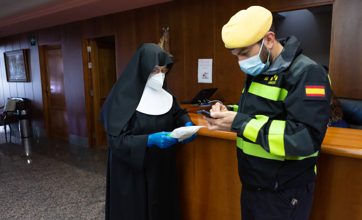 Fotos: La UME desinfecta las residencias