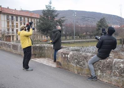 Imagen secundaria 1 - Tres momentos de la grabación del programa. 