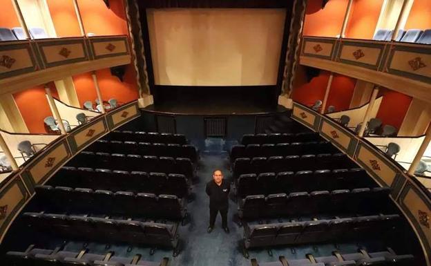 Joaquín Fuentes en el cine de Peñaranda de Bracamonte (Salamanca) que gestionan.