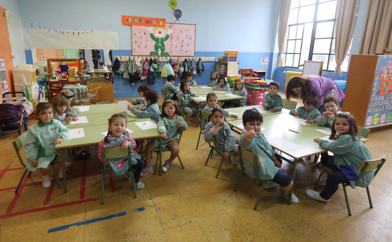 Niños y niñas en un aula de infantil en clase. 