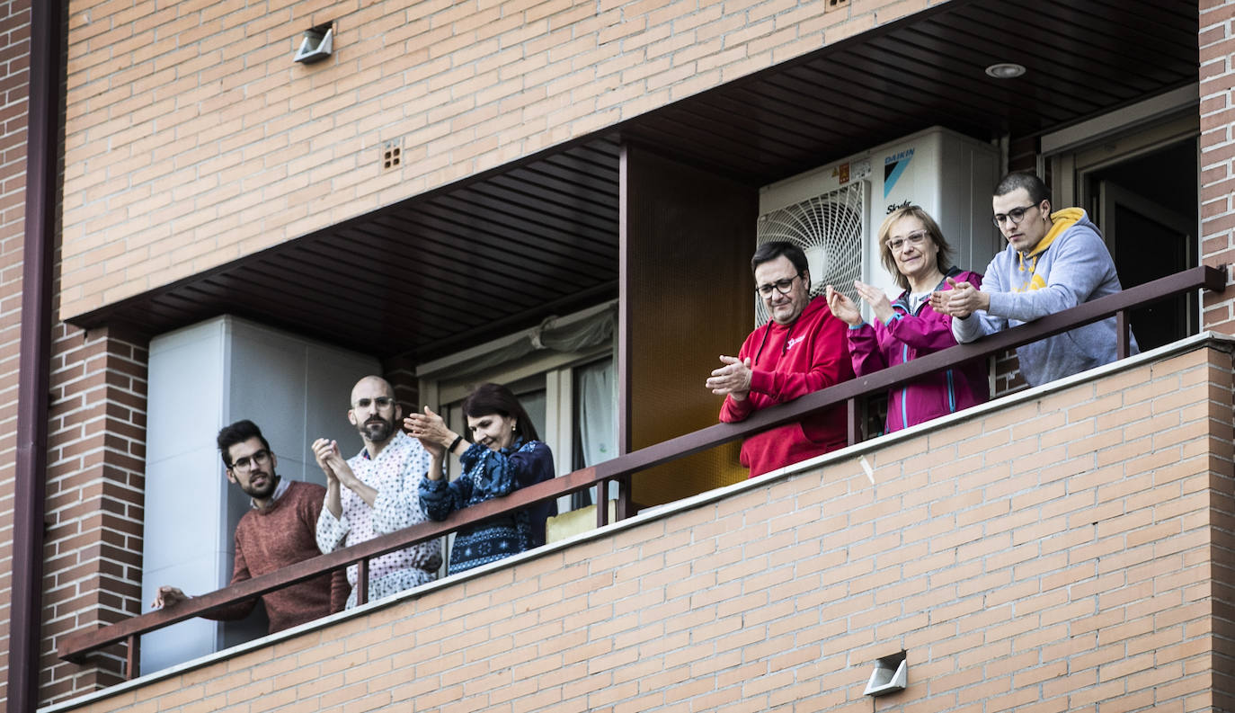 Profesionales de una residencia de ancianos de la localidad y vecinos se dedican aplausos mutuos