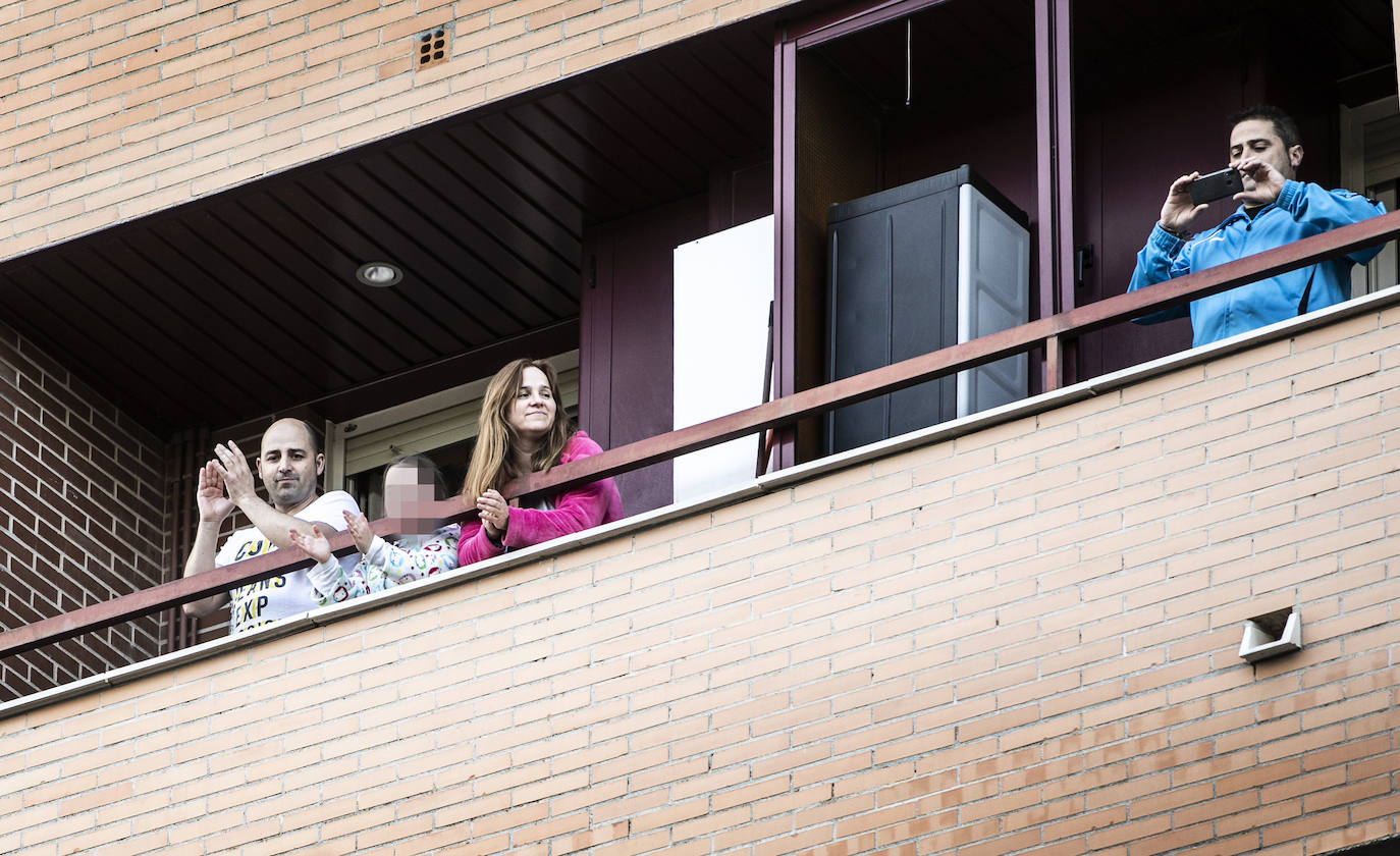 Profesionales de una residencia de ancianos de la localidad y vecinos se dedican aplausos mutuos