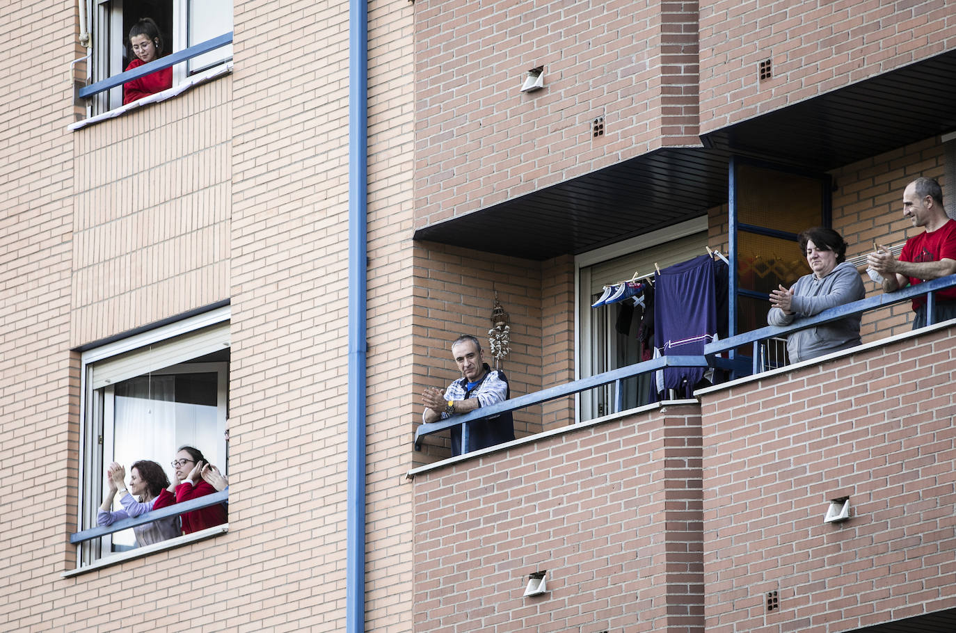 Profesionales de una residencia de ancianos de la localidad y vecinos se dedican aplausos mutuos