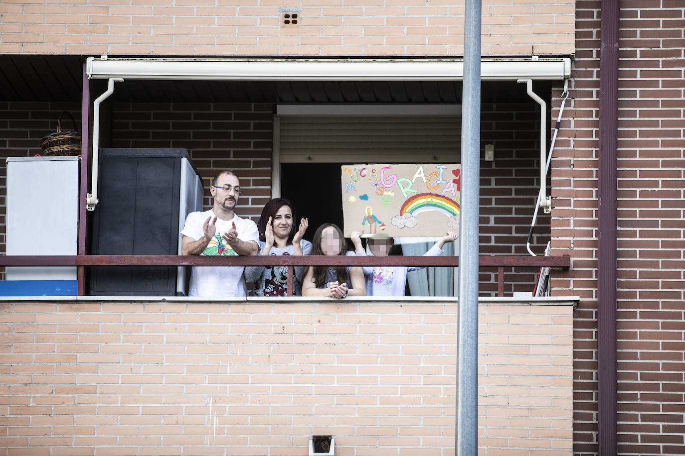 Profesionales de una residencia de ancianos de la localidad y vecinos se dedican aplausos mutuos