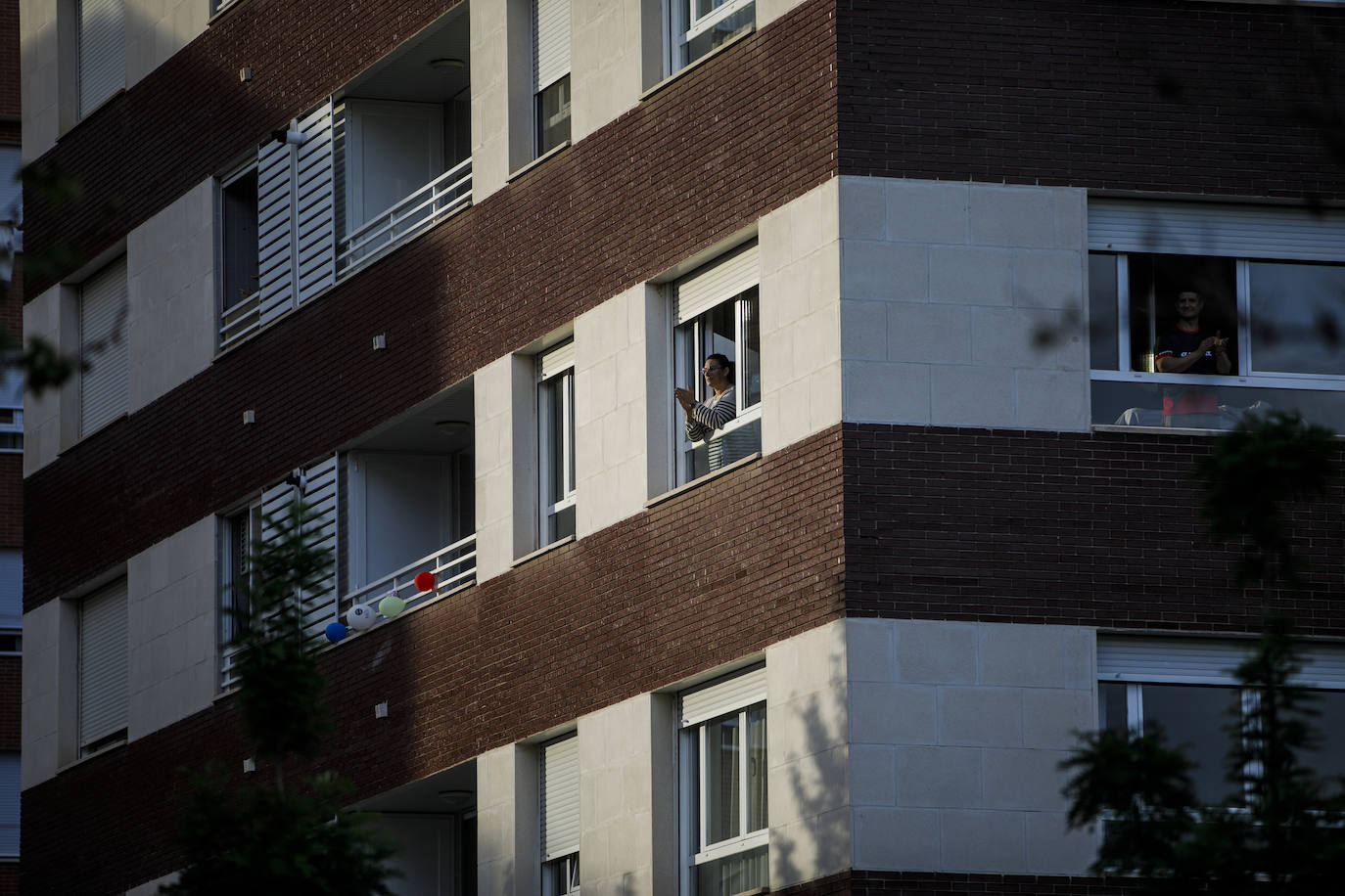 Profesionales de una residencia de ancianos de la localidad y vecinos se dedican aplausos mutuos