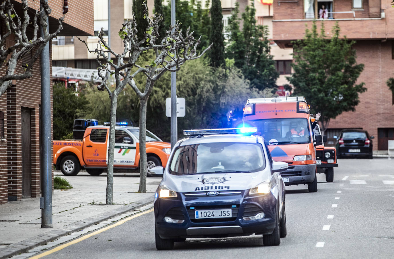 Profesionales de una residencia de ancianos de la localidad y vecinos se dedican aplausos mutuos