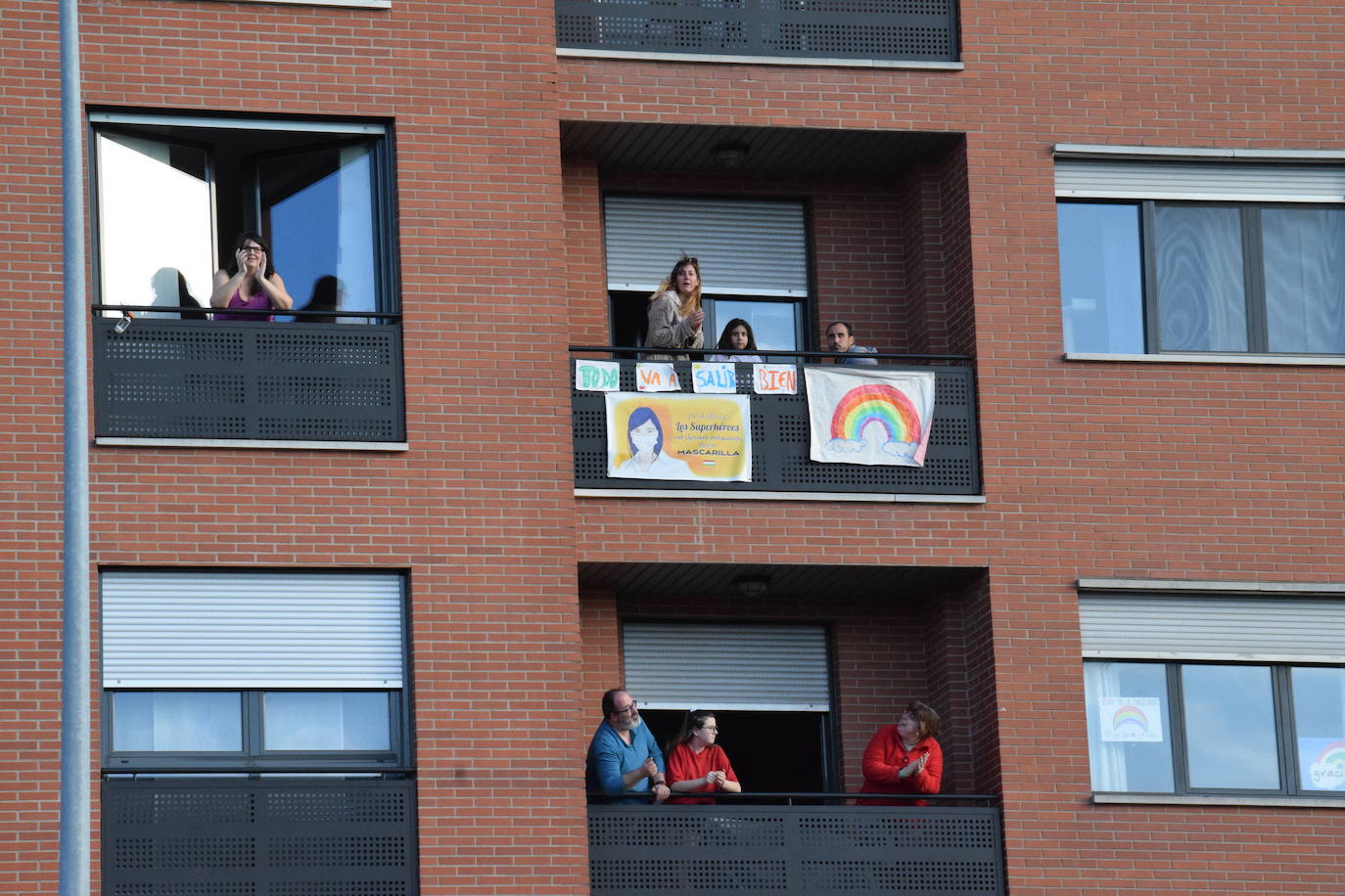 Los vecinos de la capital riojana han vuelto a salir a sus balcones y ventanas a aplaudir este martes