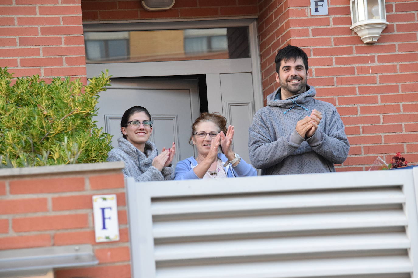 Los vecinos de la capital riojana han vuelto a salir a sus balcones y ventanas a aplaudir este martes