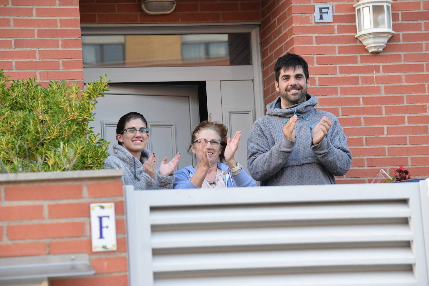 Los vecinos de la capital riojana han vuelto a salir a sus balcones y ventanas a aplaudir este martes