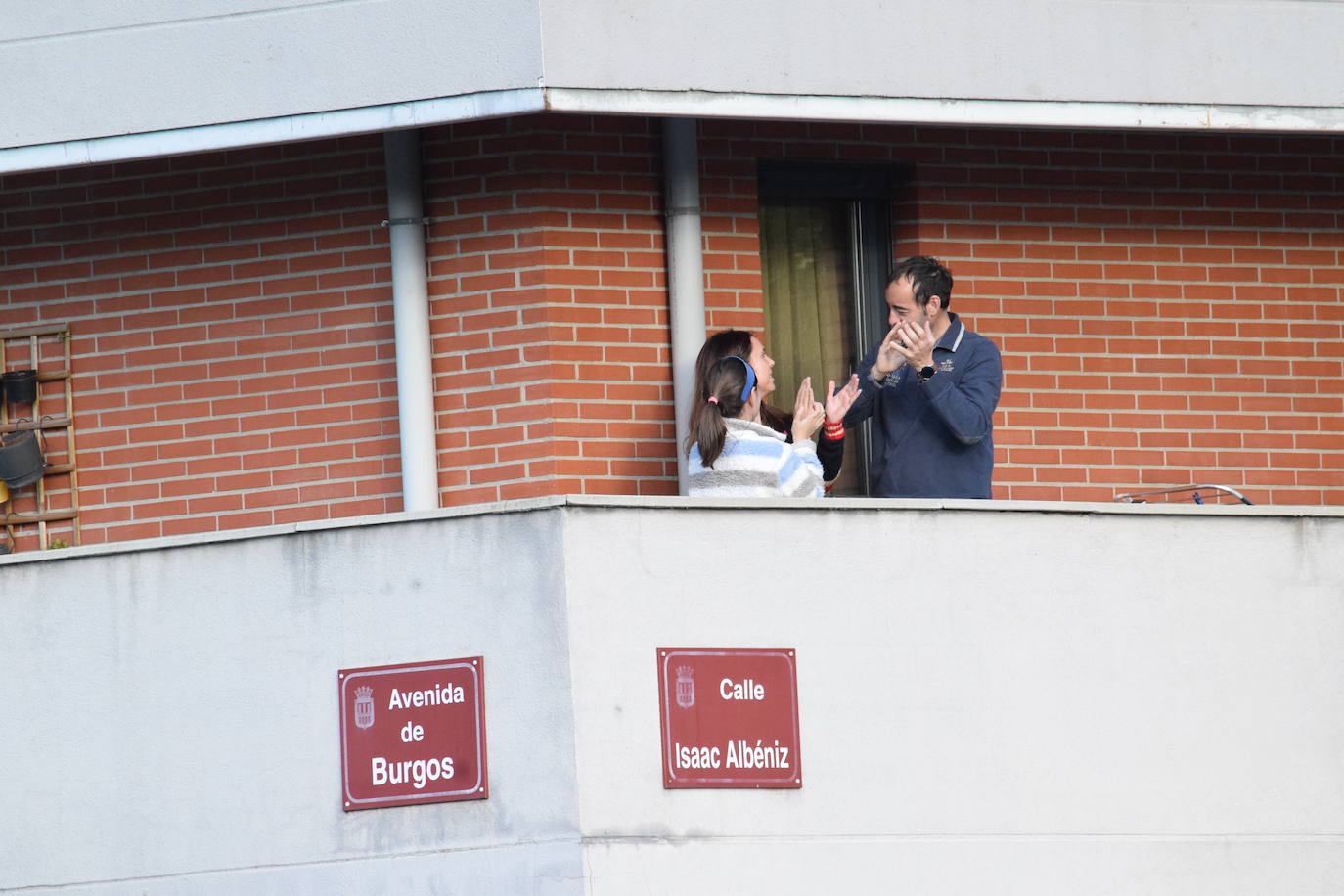 Los vecinos de la capital riojana han vuelto a salir a sus balcones y ventanas a aplaudir este martes