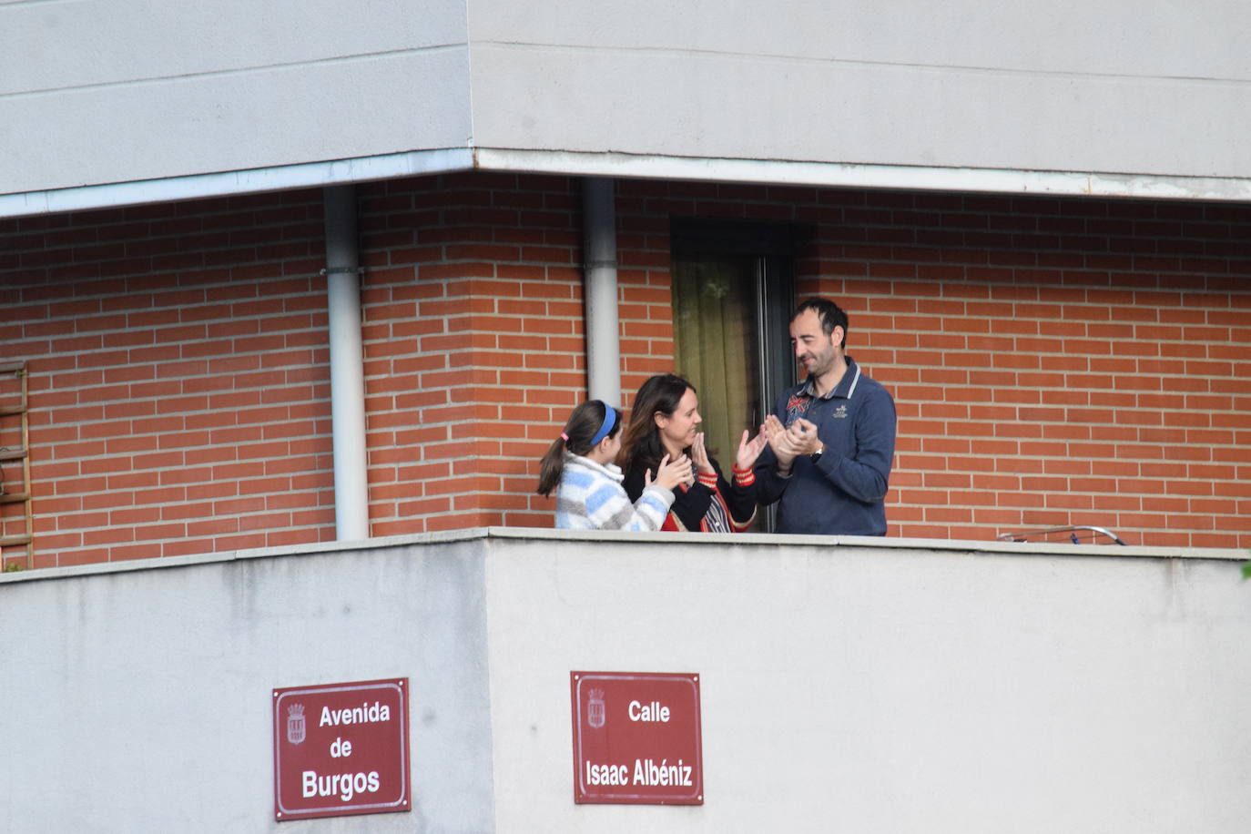 Los vecinos de la capital riojana han vuelto a salir a sus balcones y ventanas a aplaudir este martes