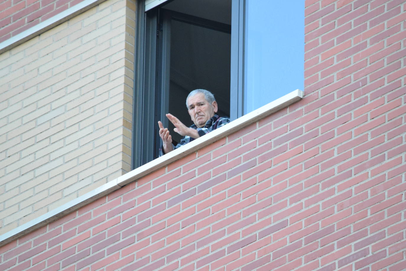 Los vecinos de la capital riojana han vuelto a salir a sus balcones y ventanas a aplaudir este martes