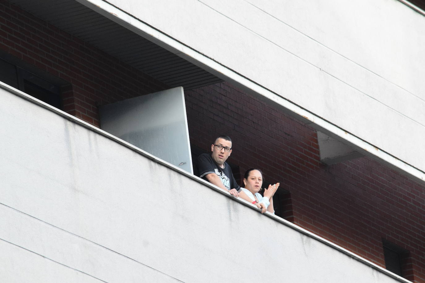 Los vecinos de la capital riojana han vuelto a salir a sus balcones y ventanas a aplaudir este martes