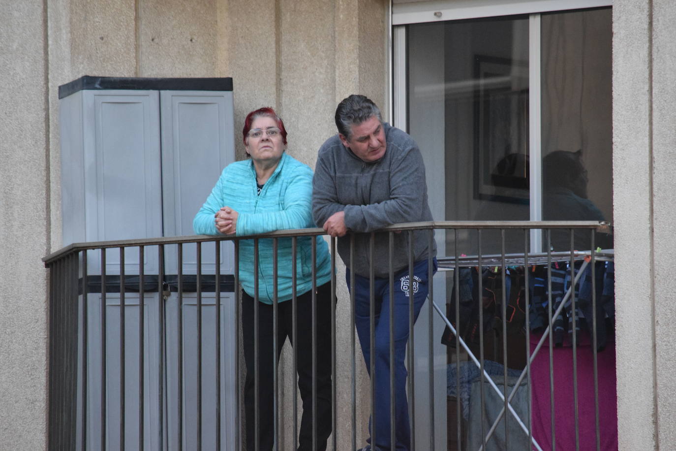 Los vecinos de la capital riojana han vuelto a salir a sus balcones y ventanas a aplaudir este martes