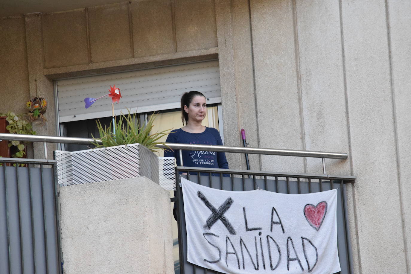 Los vecinos de la capital riojana han vuelto a salir a sus balcones y ventanas a aplaudir este martes