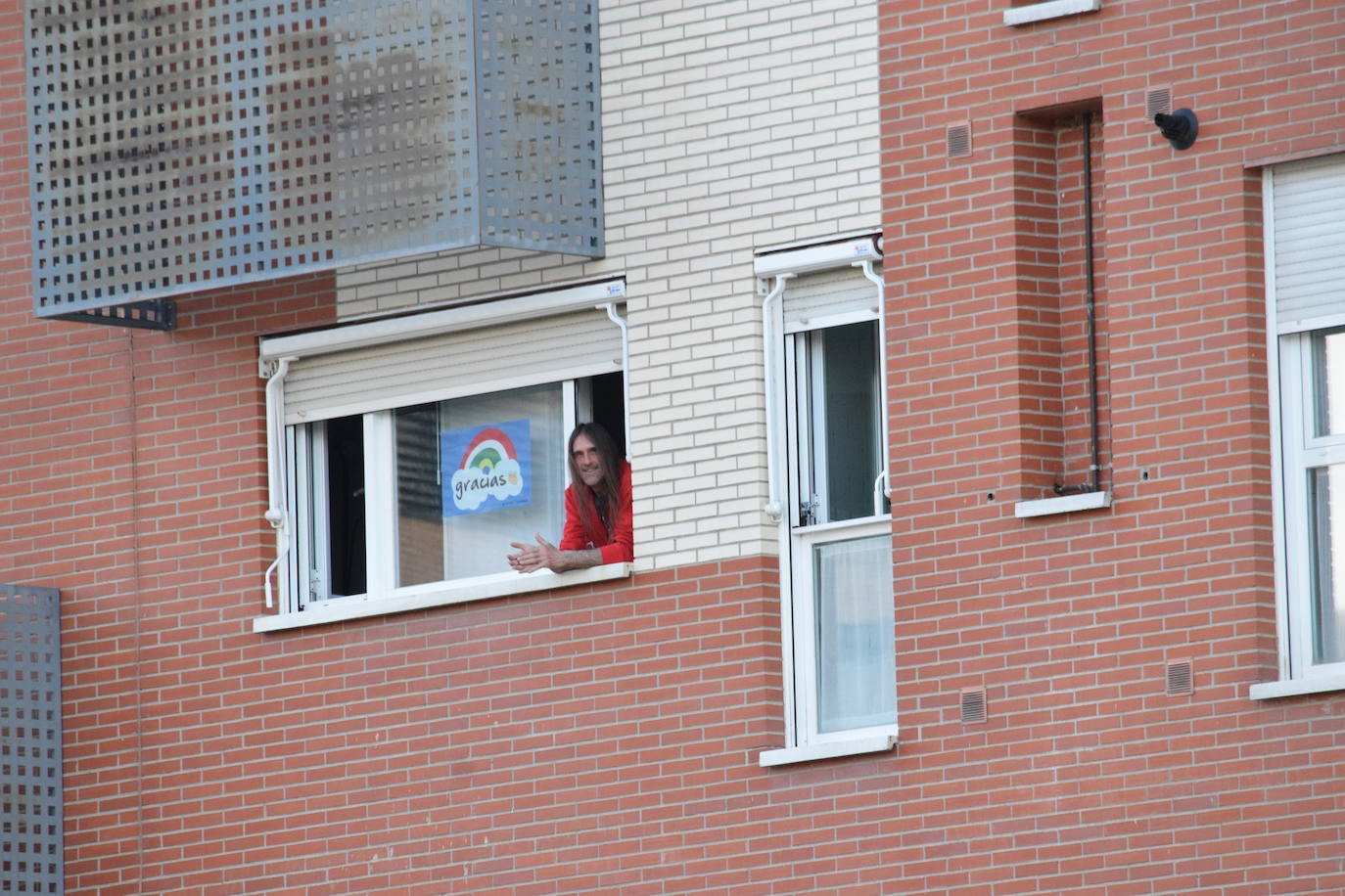 Los vecinos de la capital riojana han vuelto a salir a sus balcones y ventanas a aplaudir este martes