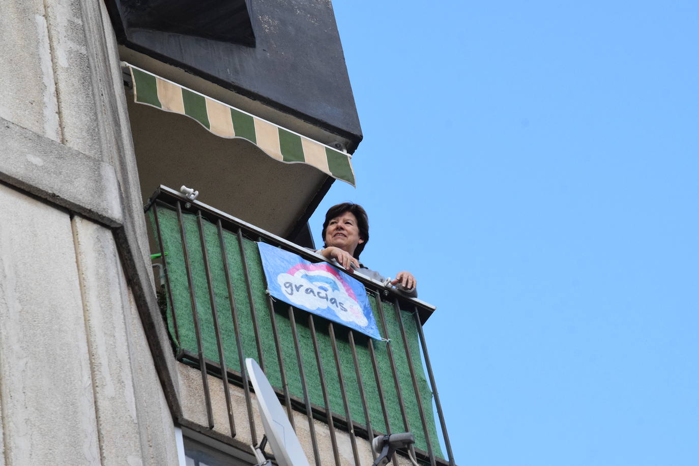 Los vecinos de la capital riojana han vuelto a salir a sus balcones y ventanas a aplaudir este martes