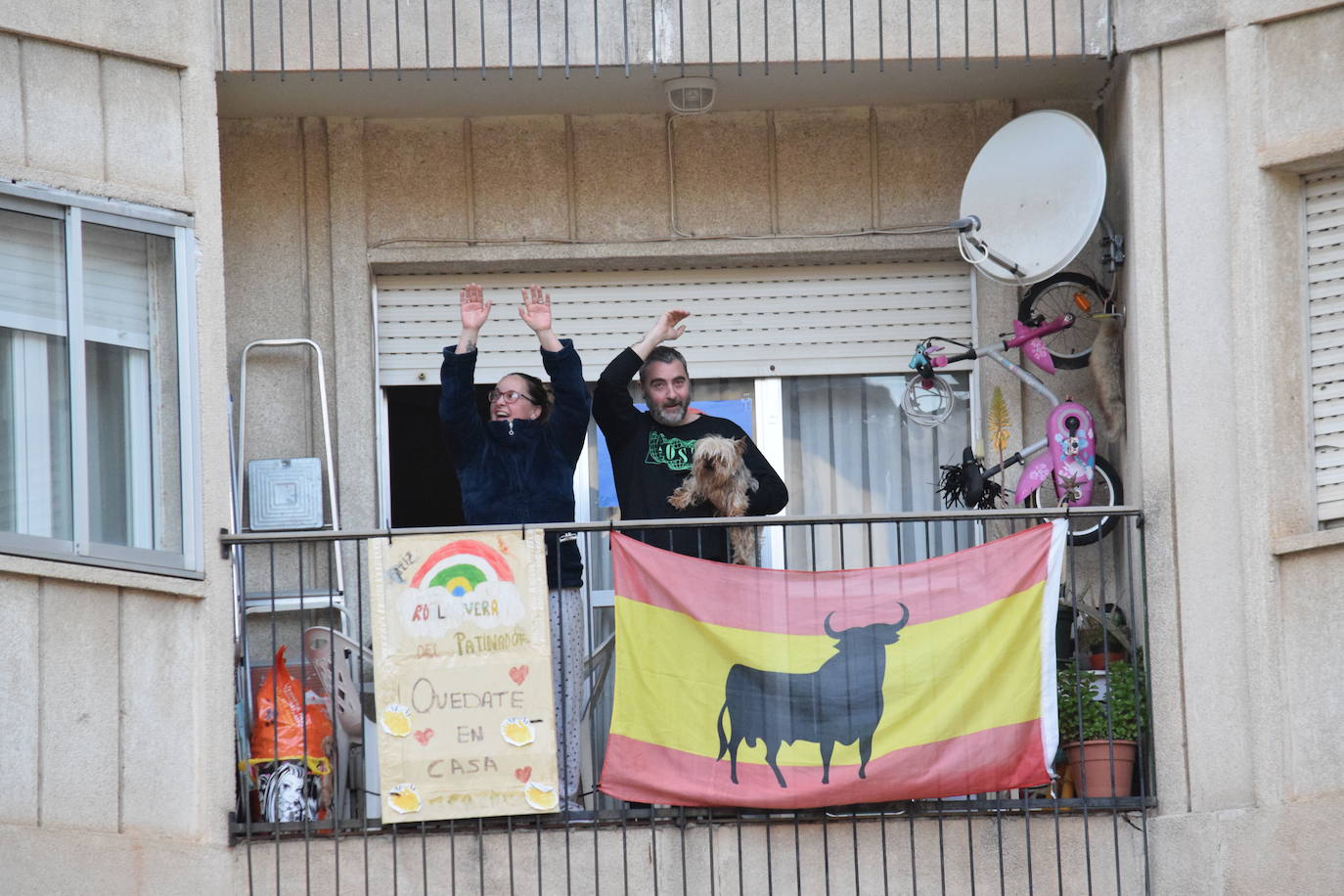 Los vecinos de la capital riojana han vuelto a salir a sus balcones y ventanas a aplaudir este martes