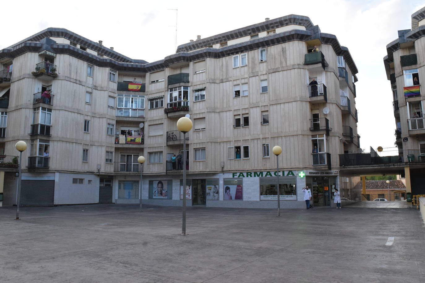 Los vecinos de la capital riojana han vuelto a salir a sus balcones y ventanas a aplaudir este martes