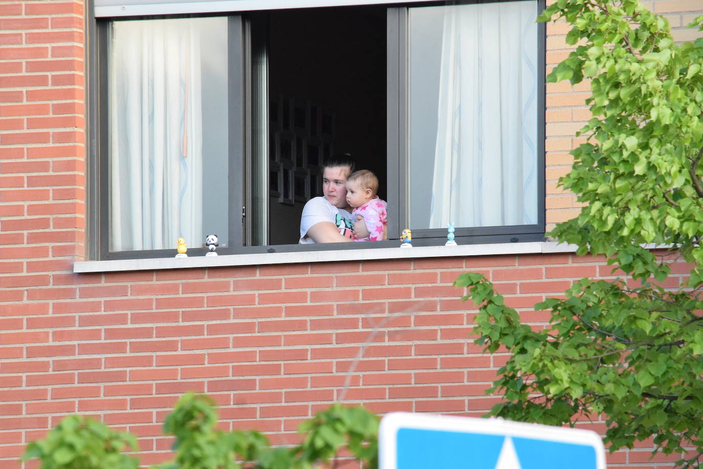 Los vecinos de la capital riojana han vuelto a salir a sus balcones y ventanas a aplaudir este martes