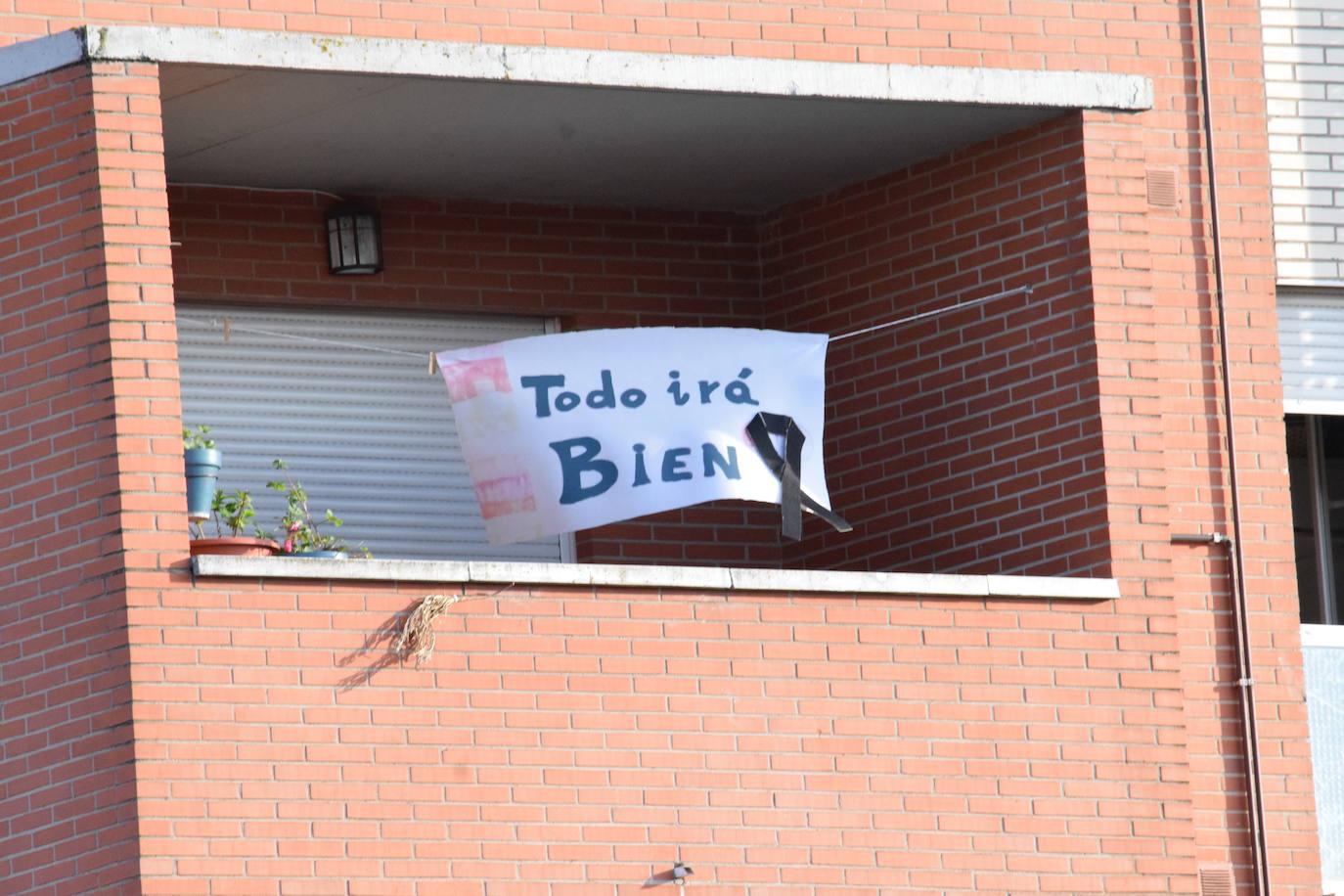 Los vecinos de la capital riojana han vuelto a salir a sus balcones y ventanas a aplaudir este martes