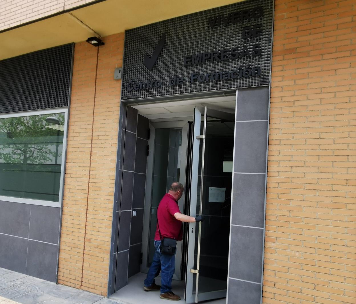 Un ciudadano entra en el Vivero de Empresas de Haro. 