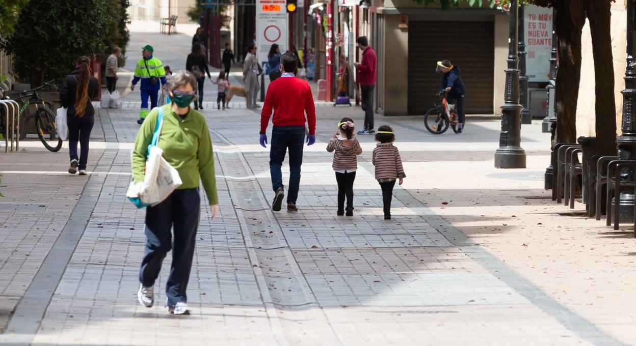 Familias paseando por la calle Portales. 