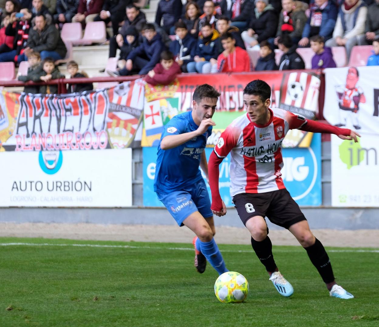 Olaetxea (UDL) conduce el balón. 