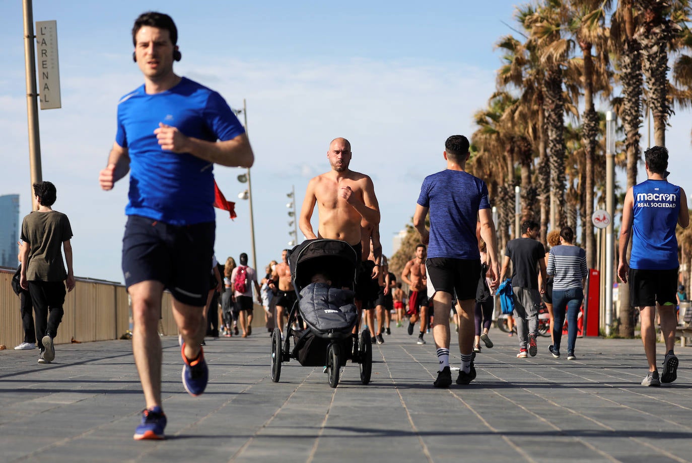 La zona cercana a la playa se ha llenado de runners en Barcelona.