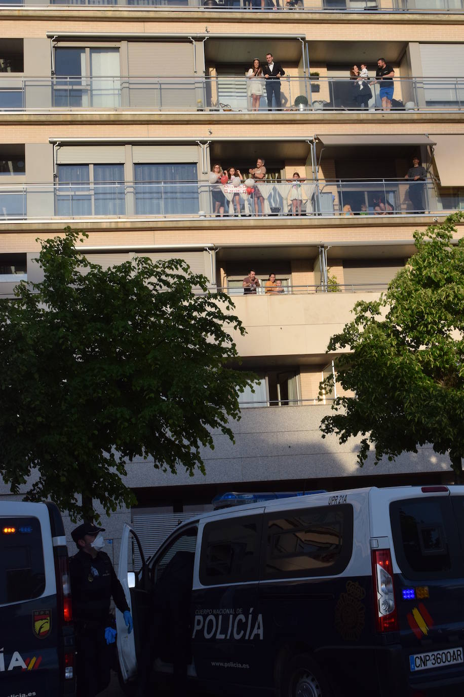 Los ciudadanos no faltan a su cita en los balcones, esta vez con un evento muy especial en urbanización electra