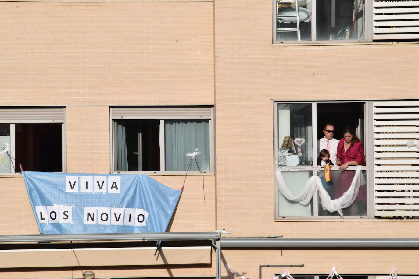 Los ciudadanos no faltan a su cita en los balcones, esta vez con un evento muy especial en urbanización electra