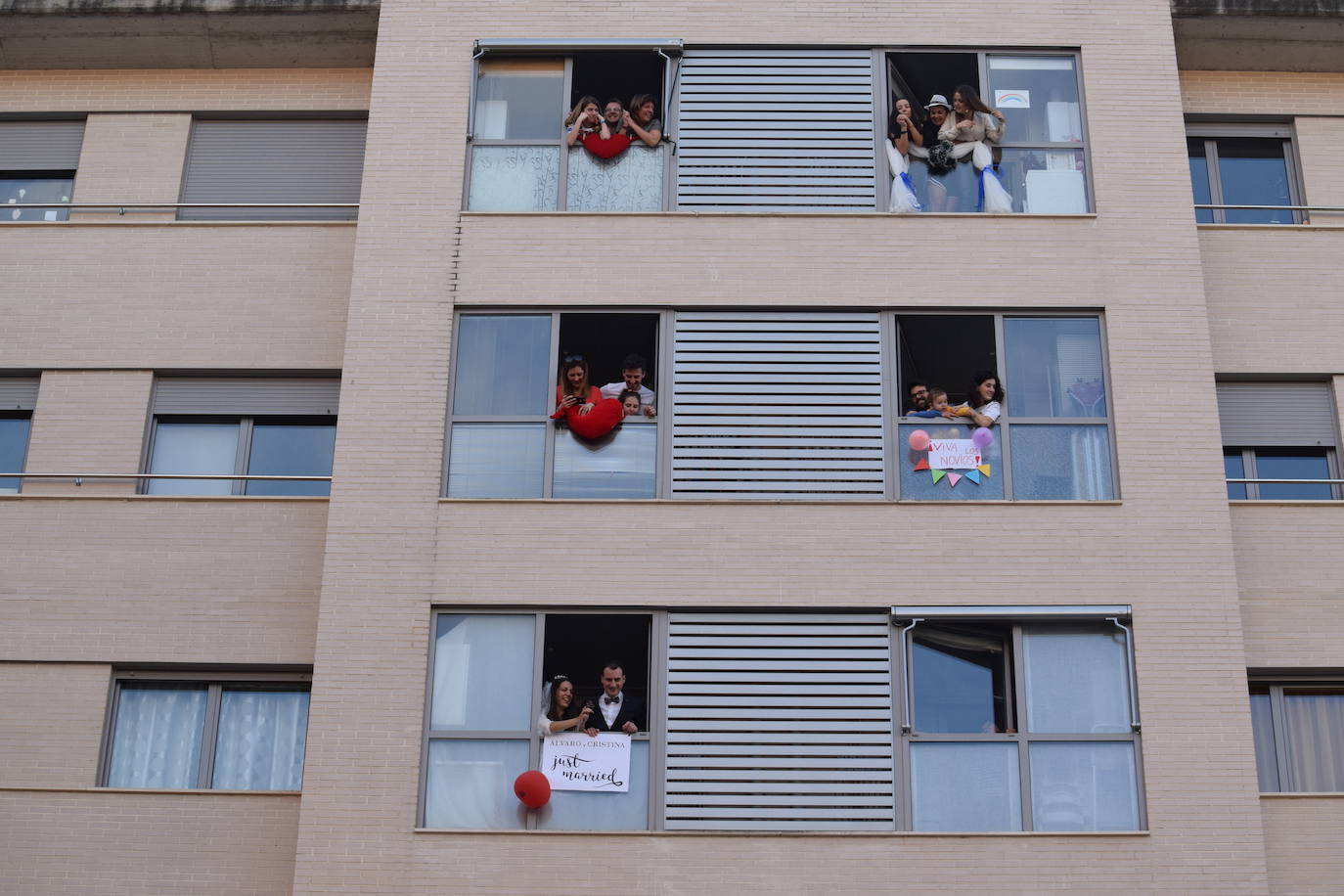 Los ciudadanos no faltan a su cita en los balcones, esta vez con un evento muy especial en urbanización electra