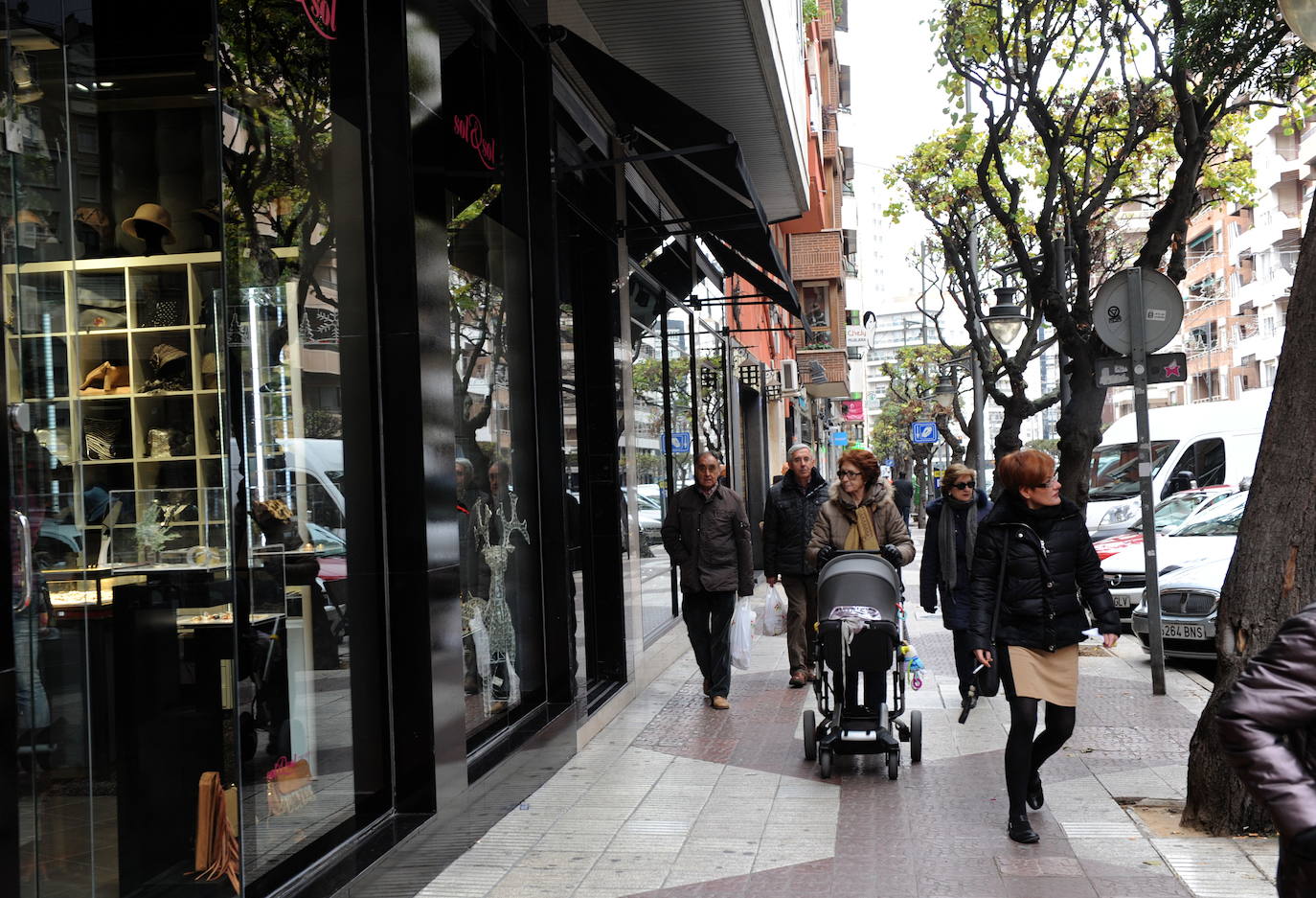 La zona comercial de San Antón con los locales abiertos.