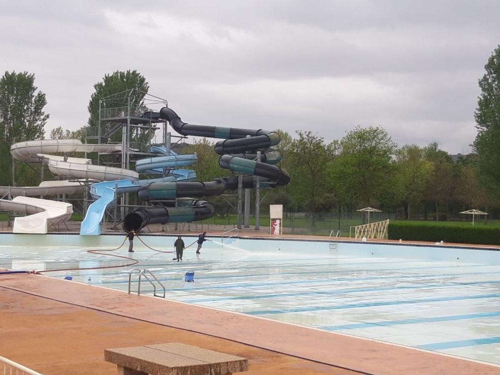  Vaciado de los vasos. Operarios municipales durante los trabajos de limpieza en una de las piscinas. 