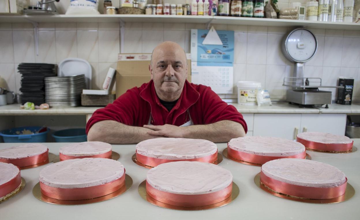 José Teófilo Isasi Carro, preparando algunas de las tartas que la Policía Local reparte después. 