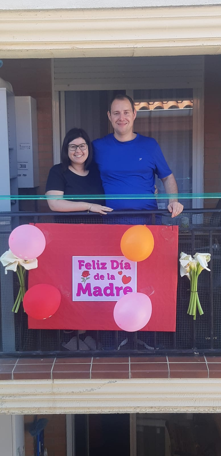 Como en anteriores festividades, los vecinos de la calle Mendoza y de la plaza Gurriero, en el corazón del casco antiguo alfareño, se unieron para celebrar desde sus balcones este domingo el Día de la Madre.