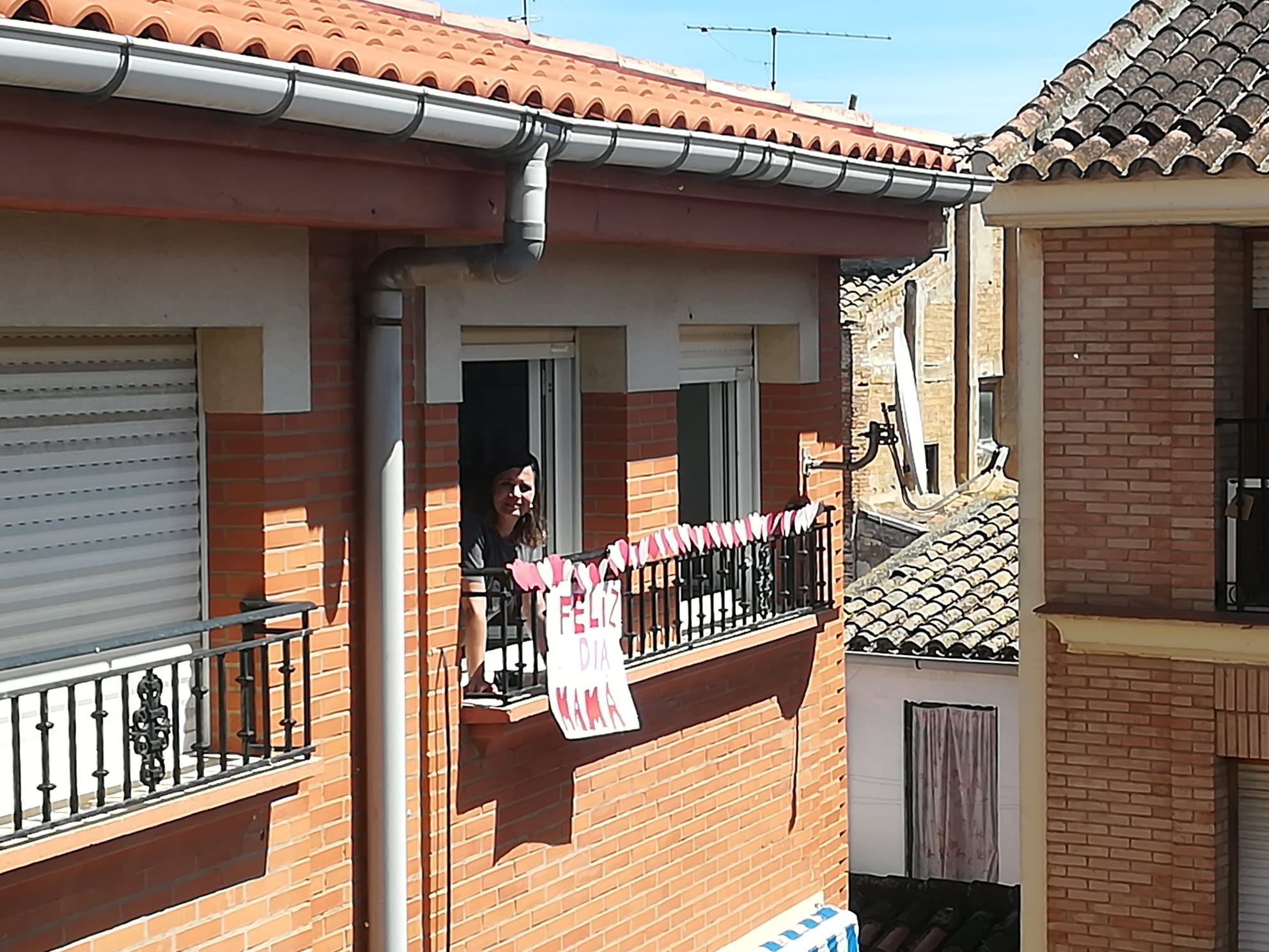 Como en anteriores festividades, los vecinos de la calle Mendoza y de la plaza Gurriero, en el corazón del casco antiguo alfareño, se unieron para celebrar desde sus balcones este domingo el Día de la Madre.