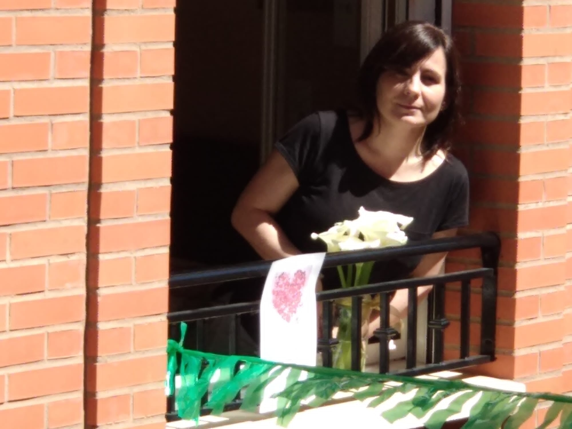 Como en anteriores festividades, los vecinos de la calle Mendoza y de la plaza Gurriero, en el corazón del casco antiguo alfareño, se unieron para celebrar desde sus balcones este domingo el Día de la Madre.