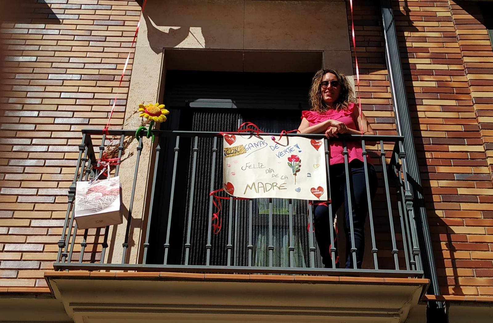 Como en anteriores festividades, los vecinos de la calle Mendoza y de la plaza Gurriero, en el corazón del casco antiguo alfareño, se unieron para celebrar desde sus balcones este domingo el Día de la Madre.