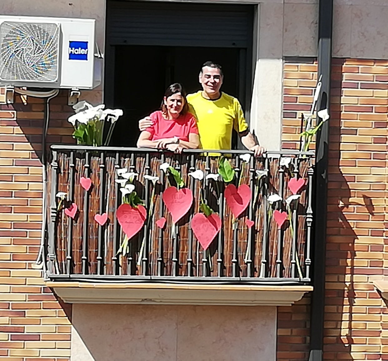 Como en anteriores festividades, los vecinos de la calle Mendoza y de la plaza Gurriero, en el corazón del casco antiguo alfareño, se unieron para celebrar desde sus balcones este domingo el Día de la Madre.