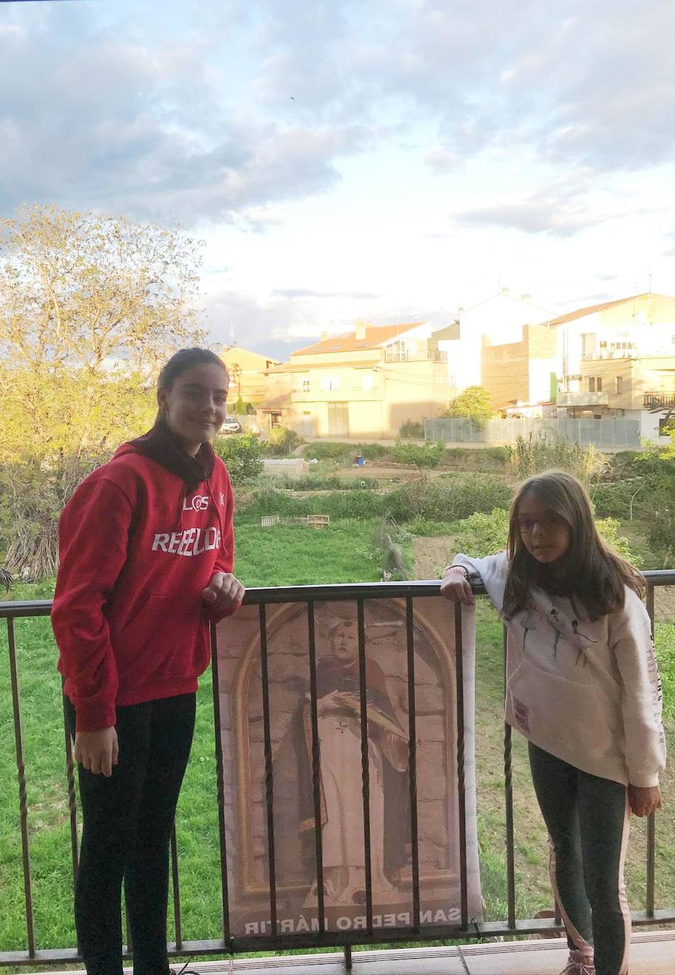 La semana pasada Rincón de Olivedo celebró San Pedro Mártir de Verona. El programa incluyó misa por Facebook, disfraces, gincana, ronda, almuerzo y 'pobre de mí' en los balcones.