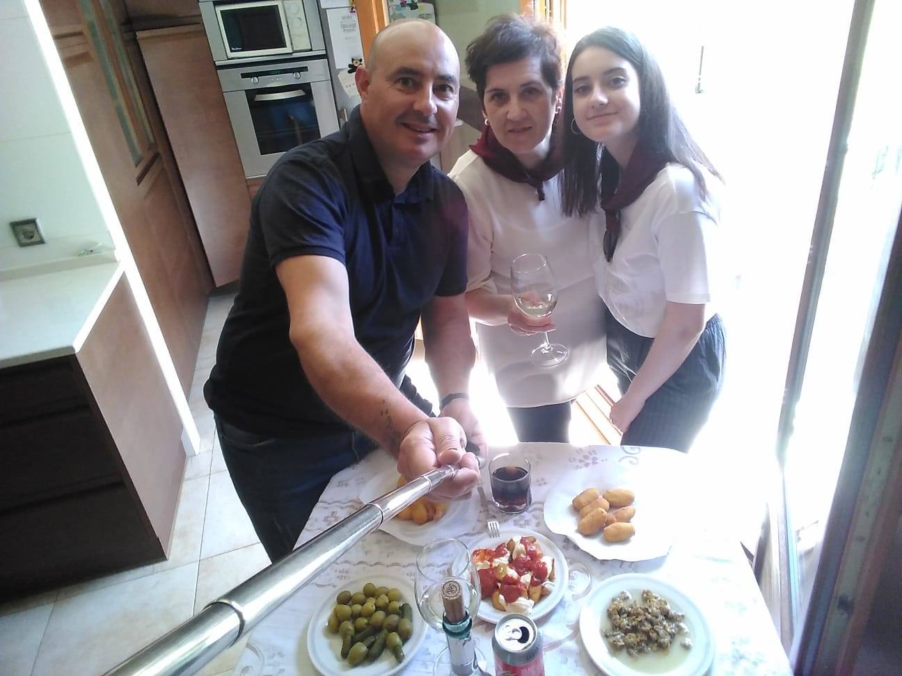 La semana pasada Rincón de Olivedo celebró San Pedro Mártir de Verona. El programa incluyó misa por Facebook, disfraces, gincana, ronda, almuerzo y 'pobre de mí' en los balcones.