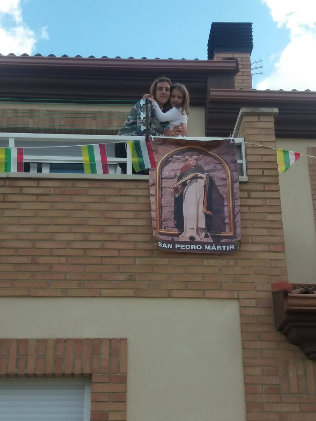 La semana pasada Rincón de Olivedo celebró San Pedro Mártir de Verona. El programa incluyó misa por Facebook, disfraces, gincana, ronda, almuerzo y 'pobre de mí' en los balcones.