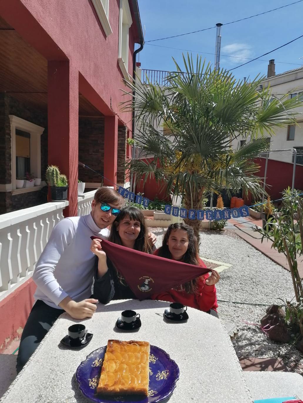 La semana pasada Rincón de Olivedo celebró San Pedro Mártir de Verona. El programa incluyó misa por Facebook, disfraces, gincana, ronda, almuerzo y 'pobre de mí' en los balcones.