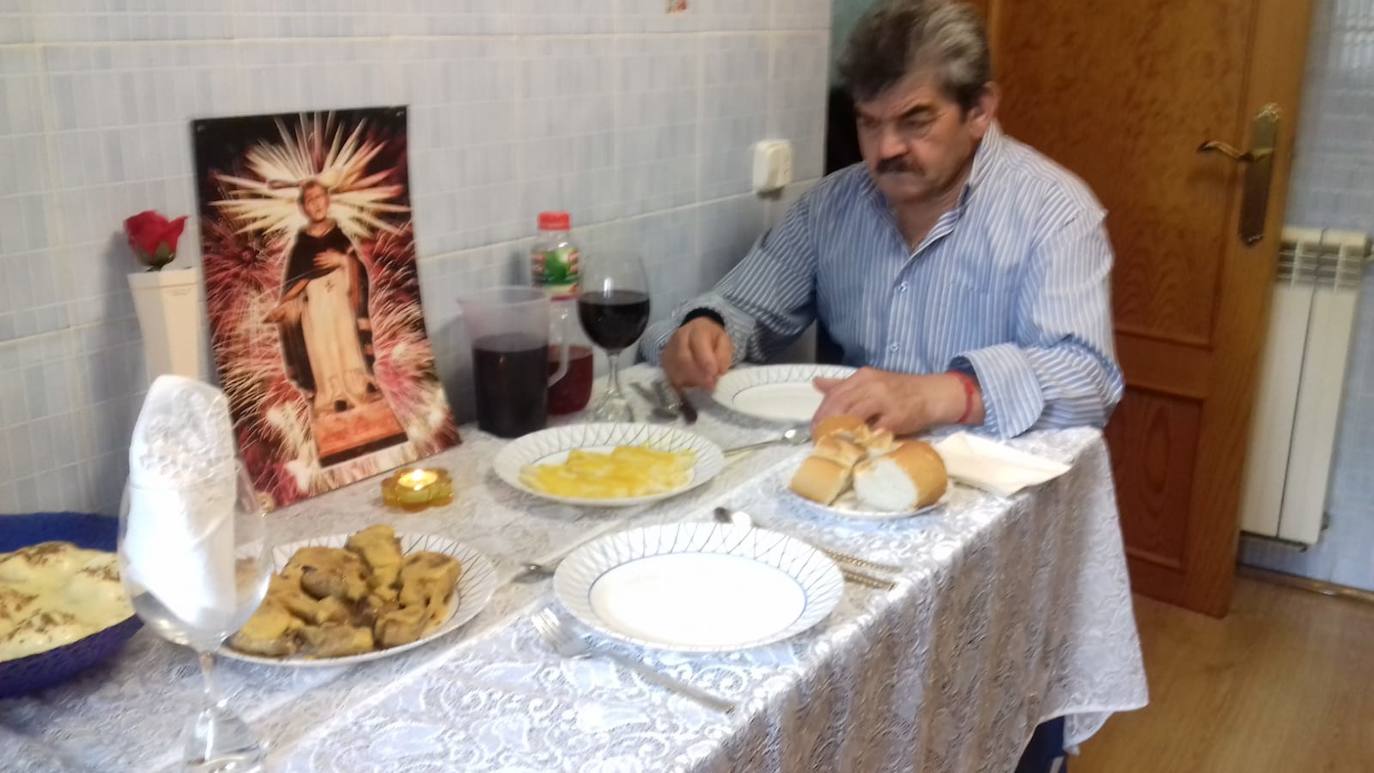 La semana pasada Rincón de Olivedo celebró San Pedro Mártir de Verona. El programa incluyó misa por Facebook, disfraces, gincana, ronda, almuerzo y 'pobre de mí' en los balcones.