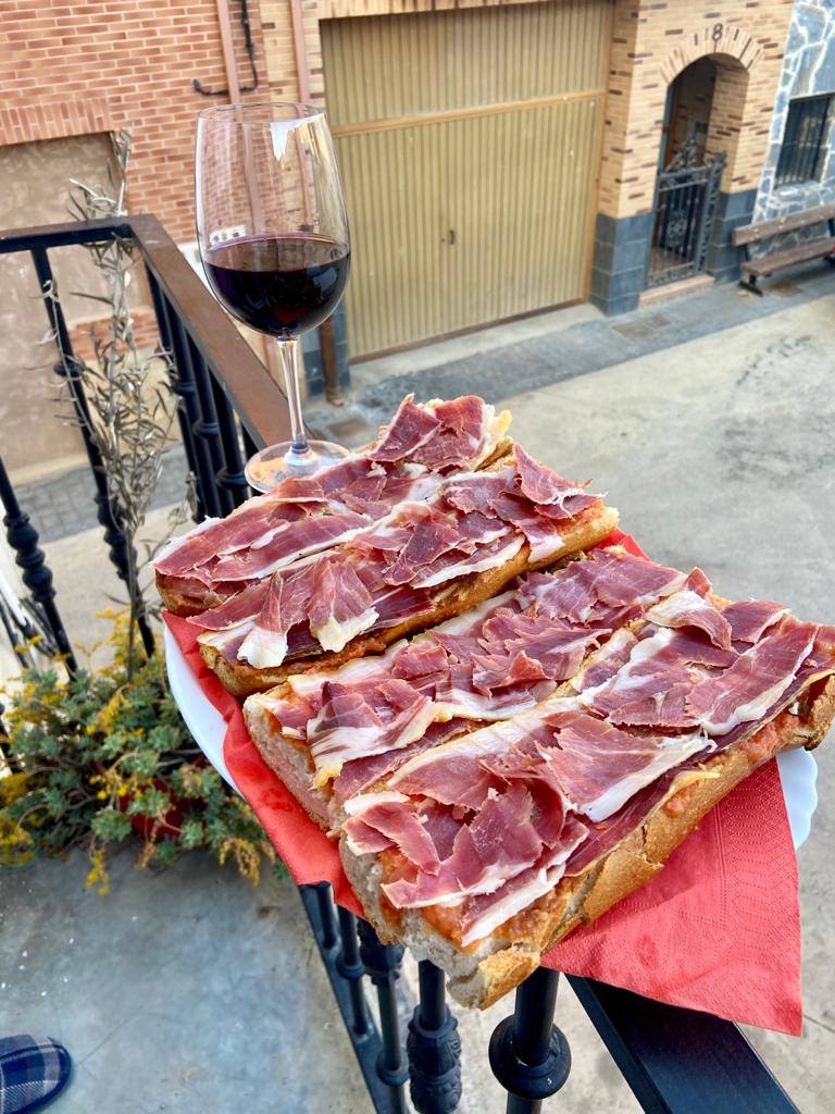 La semana pasada Rincón de Olivedo celebró San Pedro Mártir de Verona. El programa incluyó misa por Facebook, disfraces, gincana, ronda, almuerzo y 'pobre de mí' en los balcones.
