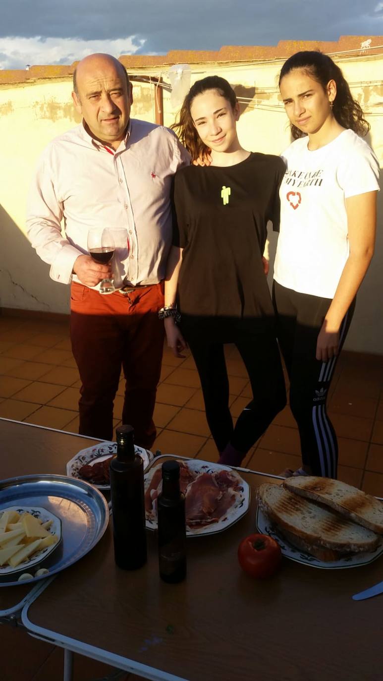 La semana pasada Rincón de Olivedo celebró San Pedro Mártir de Verona. El programa incluyó misa por Facebook, disfraces, gincana, ronda, almuerzo y 'pobre de mí' en los balcones.