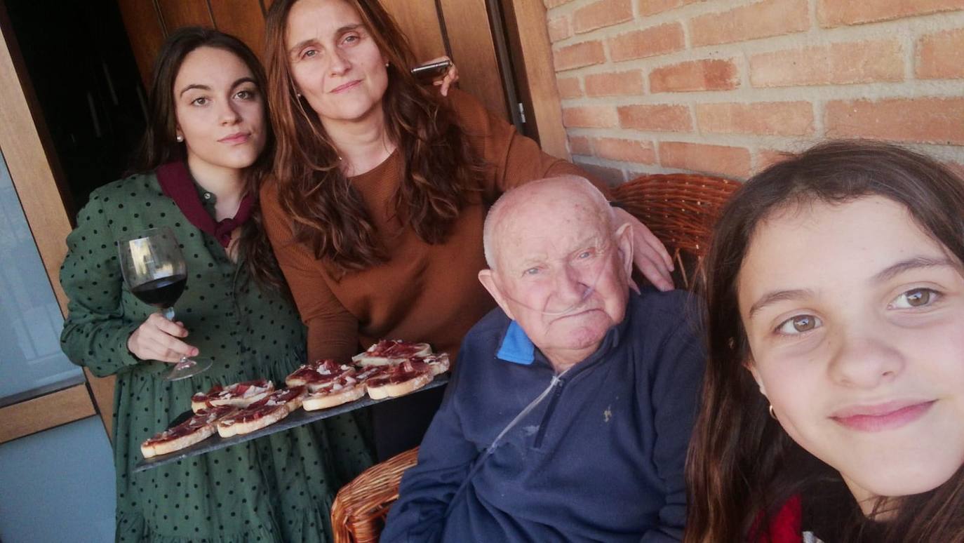 La semana pasada Rincón de Olivedo celebró San Pedro Mártir de Verona. El programa incluyó misa por Facebook, disfraces, gincana, ronda, almuerzo y 'pobre de mí' en los balcones.