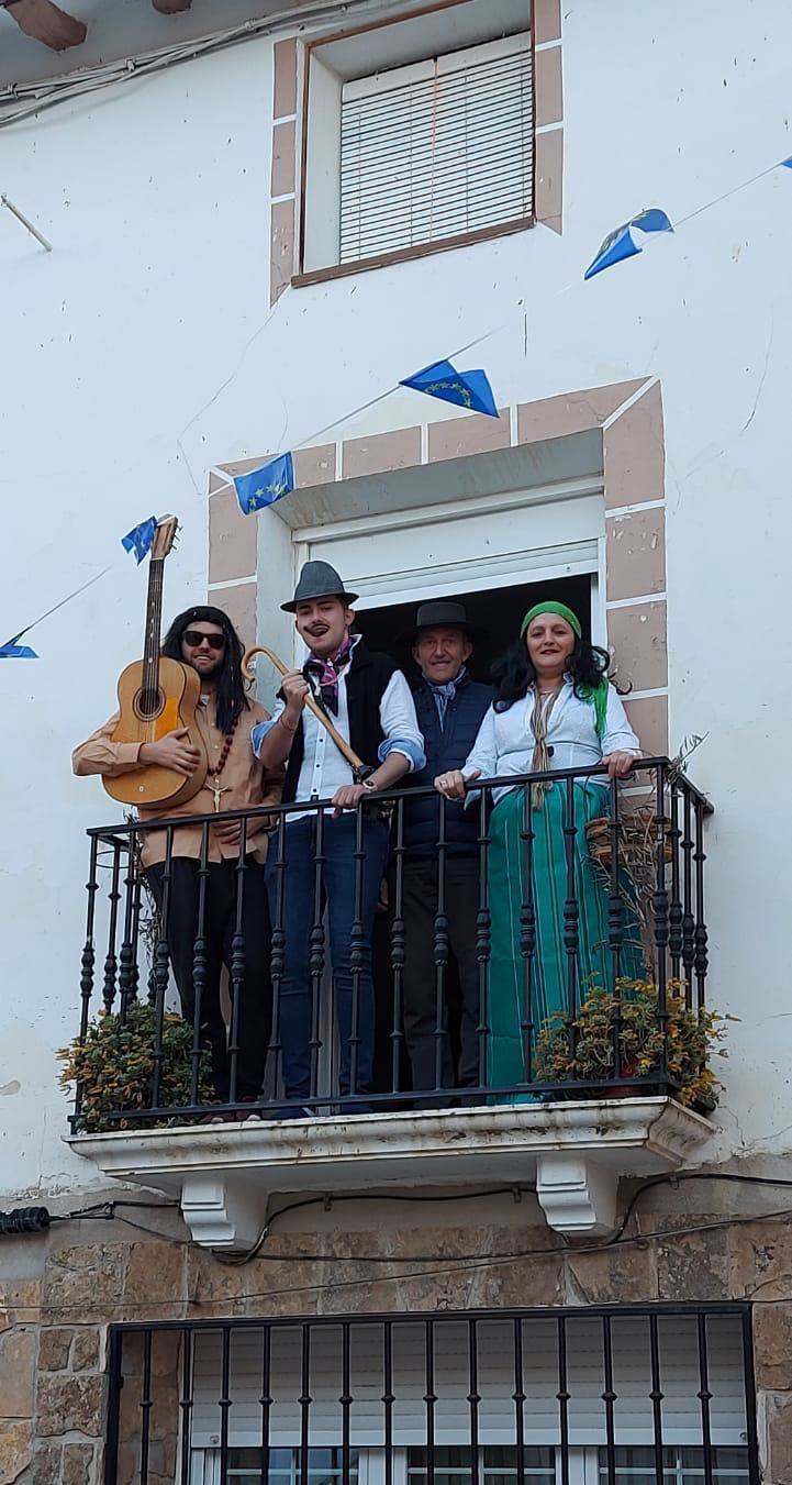La semana pasada Rincón de Olivedo celebró San Pedro Mártir de Verona. El programa incluyó misa por Facebook, disfraces, gincana, ronda, almuerzo y 'pobre de mí' en los balcones.