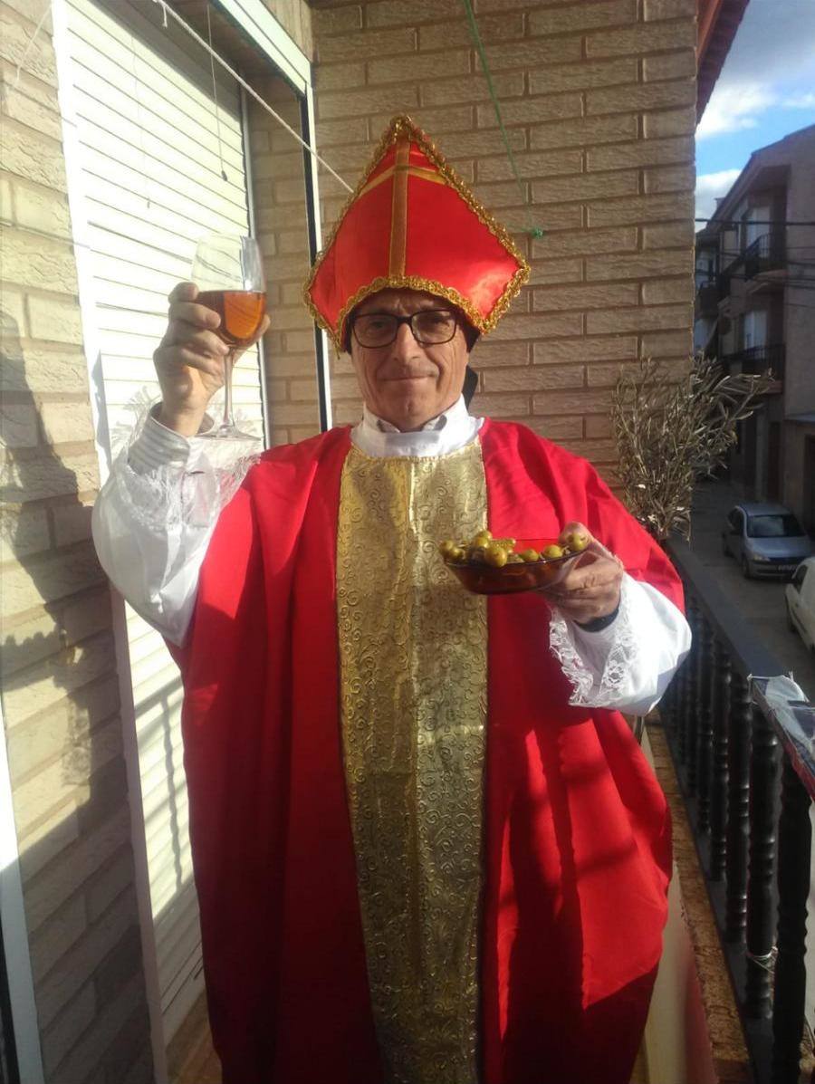 La semana pasada Rincón de Olivedo celebró San Pedro Mártir de Verona. El programa incluyó misa por Facebook, disfraces, gincana, ronda, almuerzo y 'pobre de mí' en los balcones.